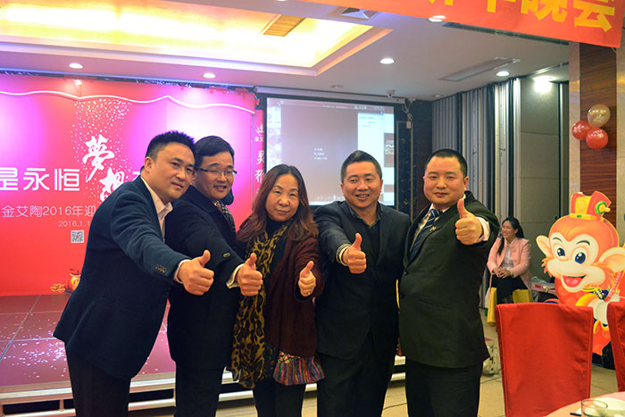 9001cc金沙辅导和媒体人金大姐合影留想