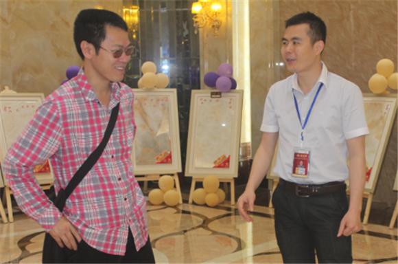 20140530204316948 9001cc金沙网络营销主管王宏城(右一)向记者介绍微晶瓷片
