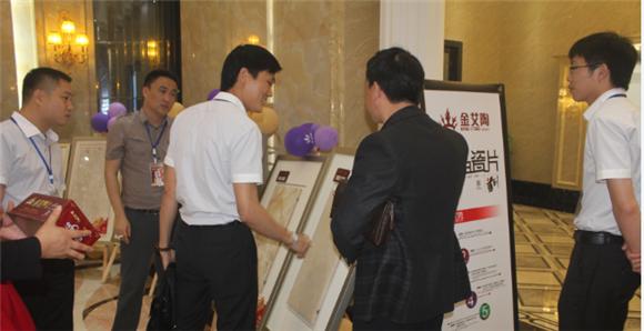 20140530204319588 9001cc金沙产品钻研经理苏成香(左二)向客户介绍产品